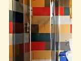 Kolorowa łazienka w domku parterowym